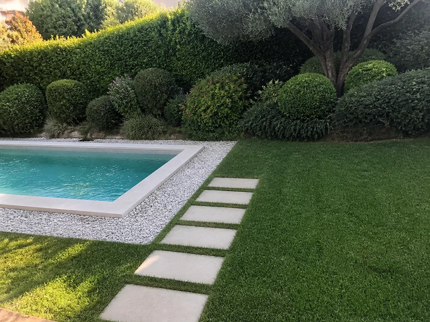 Césped y riego eficiente en jardín residencial de Mallorca